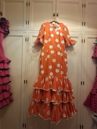 Traje de flamenca naranja con lunares blancos