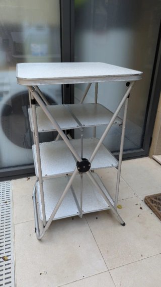 Mueble de camping plegable con 3 estantes
