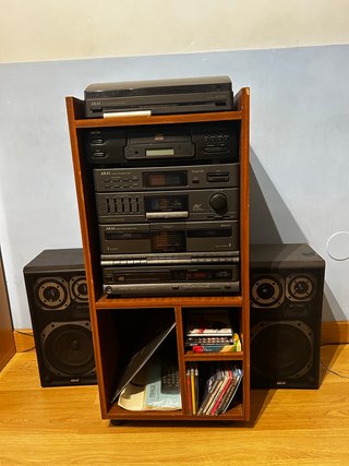 Equipo AKAI con tocadiscos, altavoces y mueble