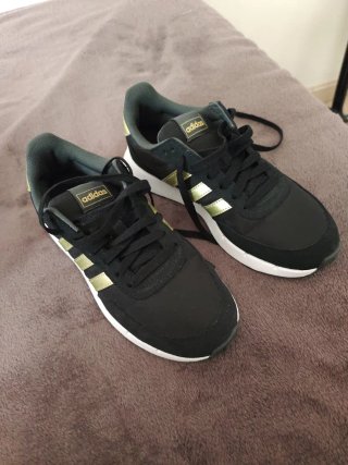 Zapatillas Adidas Negras y Doradas Talla 38