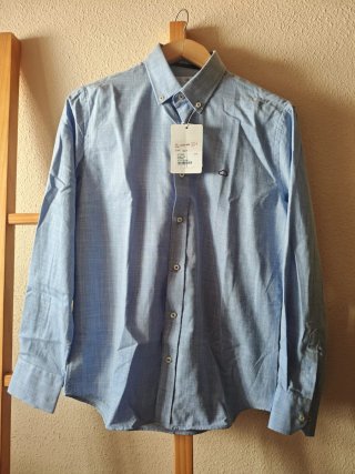 Camisa azul de manga larga