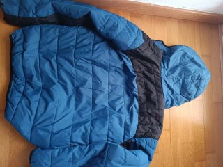 Plumífero Azul y Negro