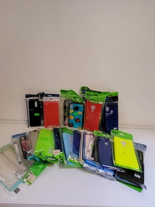 Lote de fundas de móviles antiguos.