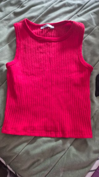 Camiseta corta roja Stradivarius