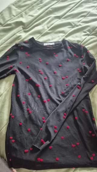 Camiseta transparente negra con corazones