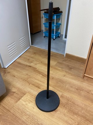 Pie de micrófono con base redonda