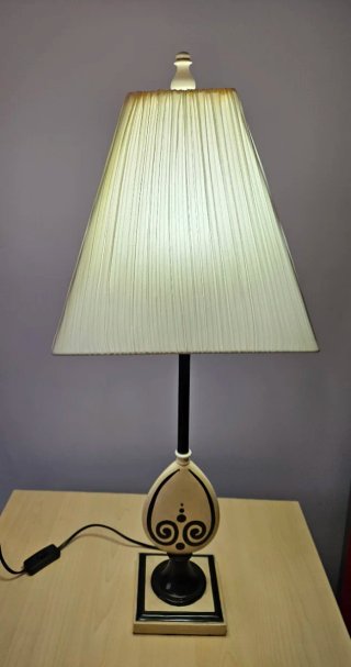 Lampada da tavolo decorativa. 73 cm di altezza.