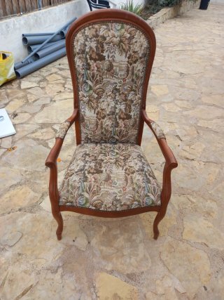 Sillón antiguo de madera y tela