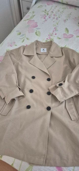 Gabardina corta beige doble botonadura