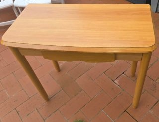 Mesa de cocina de madera con cajón