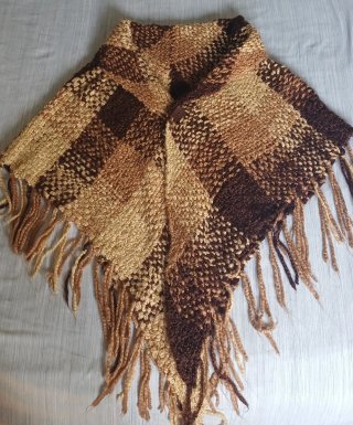 Poncho de lana con flecos