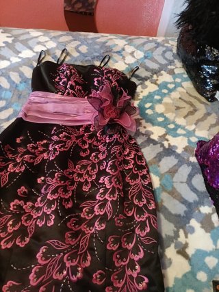 Vestido de fiesta negro y rosa con pedrería