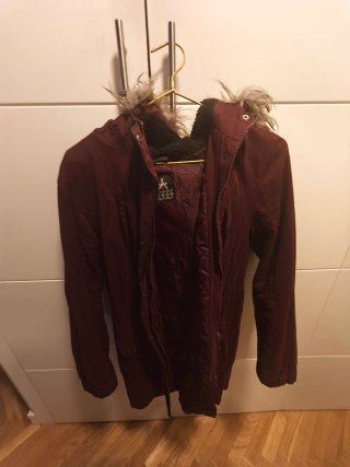 Parka / abrigo de invierno largo en color burdeos