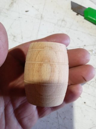 Palillero de madera con forma de barril