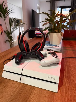 PS4 (PlayStation 4) Blanca con 2 Mandos