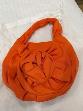 Bolso con diseño de flor naranja