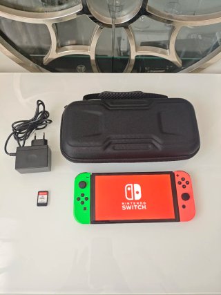 Nintendo Switch OLED + FIFA 22 + Funda + Cargador