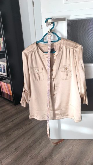 Blusa Beige con Detalle de Botones y cinturón piel