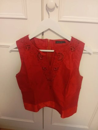 Cuerpo de seda rojo con adornos