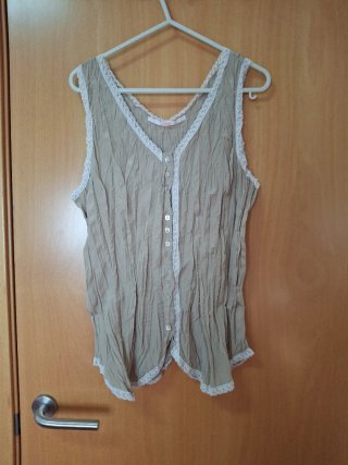 Blusa de verano beige con encaje