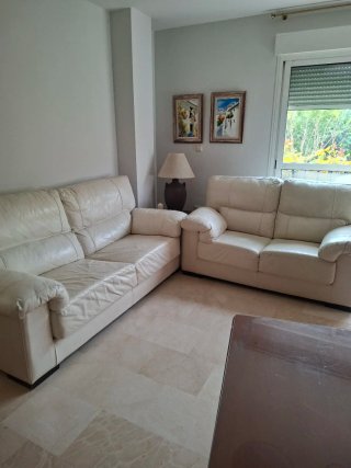 Conjunto de dos sofás de piel beige