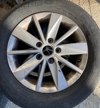 Llanta con neumático Michelin 195/65 R15 50€ unida