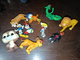 Lote de 10 figuras de personajes variados