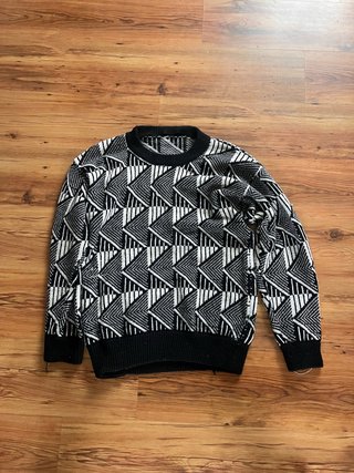 Jersey con estampado geométrico blanco y negro