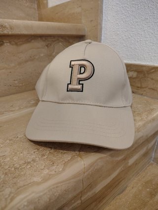 Gorra blanca con Letra P