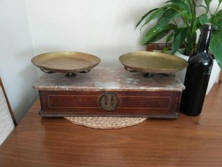 Antigua balanza bascula Napoleón  madera y marmol