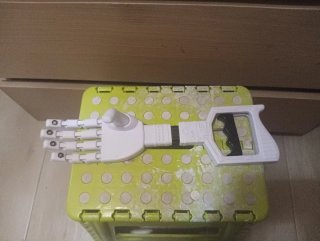 Mano mecánica de juguete