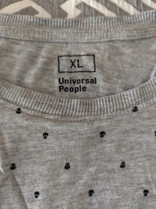 Camiseta Universal People Gris Estampada