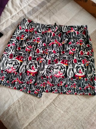 Falda corta estampada U de Adolfo Domínguez