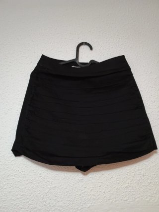 Falda short negra Stradivarius
