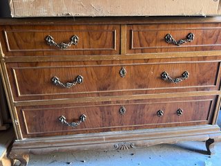 Cómoda de madera clásica