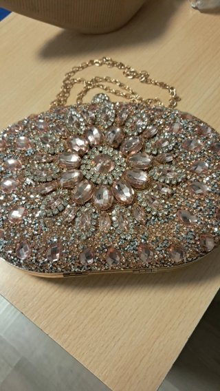 Bolso de fiesta con pedrería.