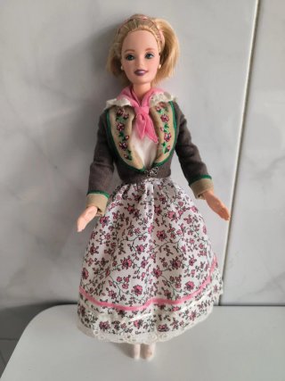 Barbie Austria Dolls of the World 1998
