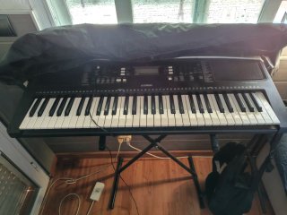 Teclado Yamaha con soporte