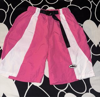 Pantalón corto Corteiz rosa y blanco