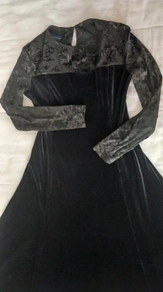 Vestido de terciopelo y encaje negro