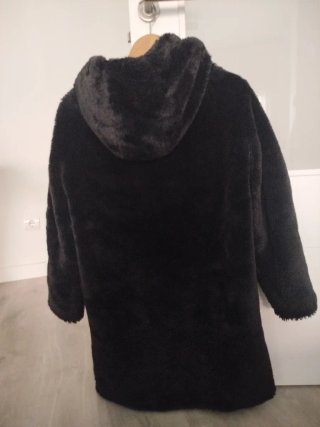 Chaquetón de pelo negro