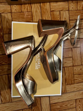 Sandalias Stradivarius doradas Talla 37