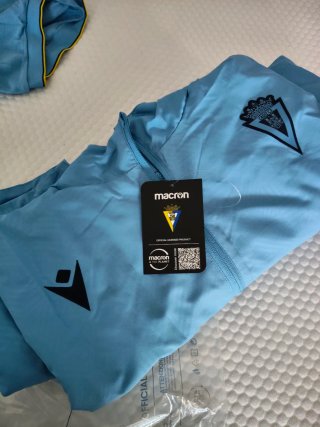 Chubasquero Cádiz CF Macron