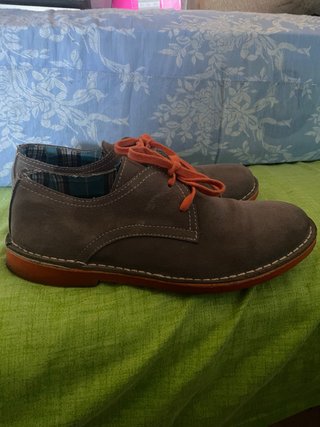 Zapatos de ante gris con cordones naranjas