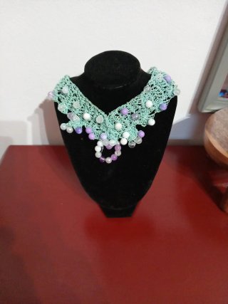 Gargantilla de crochet con cuentas