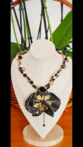 Collar de Minerales y Orquídea Natural