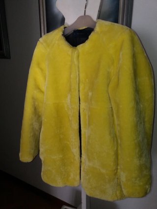 Chaquetón amarillo de pelo NUEVO