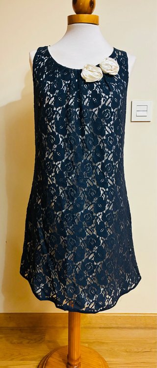 Vestido elegante de encaje azul.