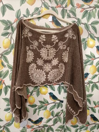 Capa Poncho camel con Bordados
