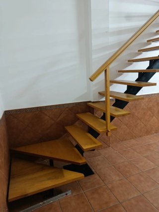 Escalera interior de hierro y madera